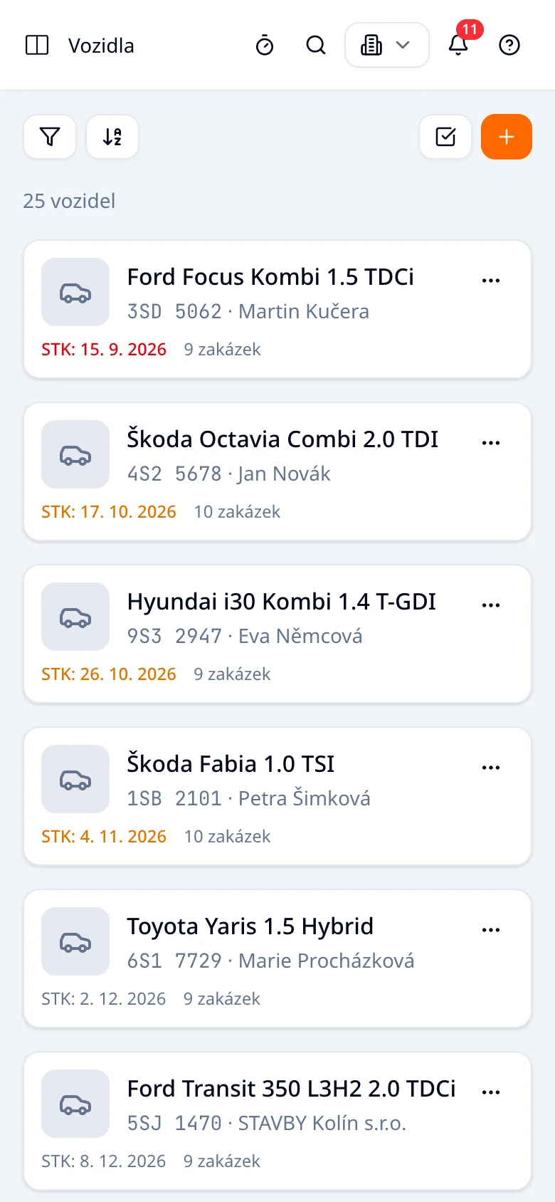 Stejný seznam vozidel v telefonu: karty se SPZ, zákazníkem, datem STK a počtem zakázek